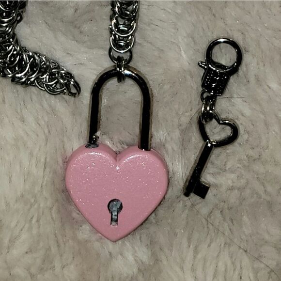 Pink Heart Lock and Key Chainmail Necklace (NC34) - Picture 2 of 2